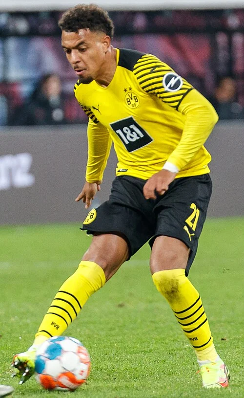 Donyell Malen wearing Borussia Dortmund colours in a real photograph from 6 November 2021